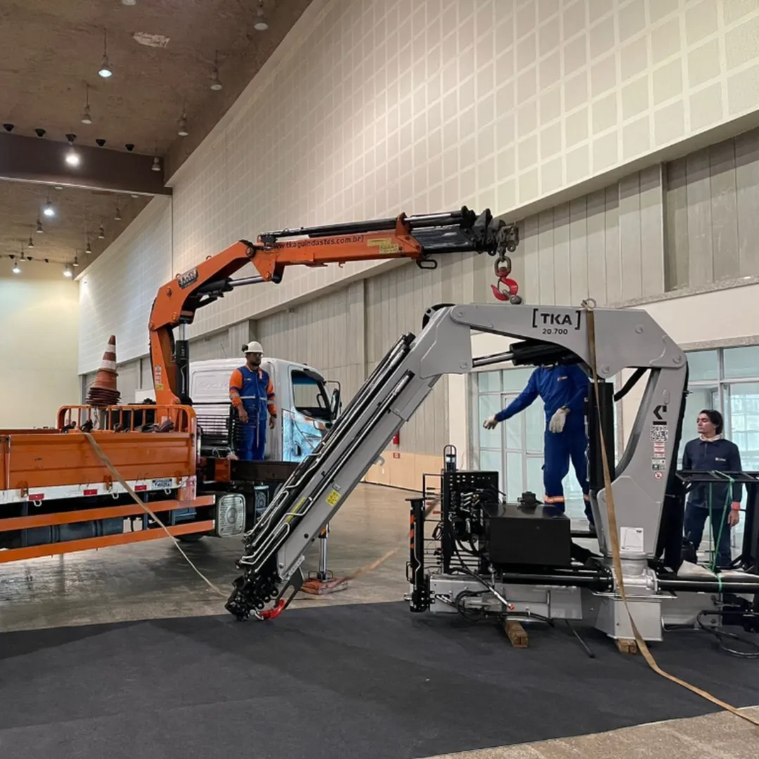 Guindaste articulado Munck TKA 10.700 instalado em caminhão, ideal para içamento e movimentação de cargas pesadas