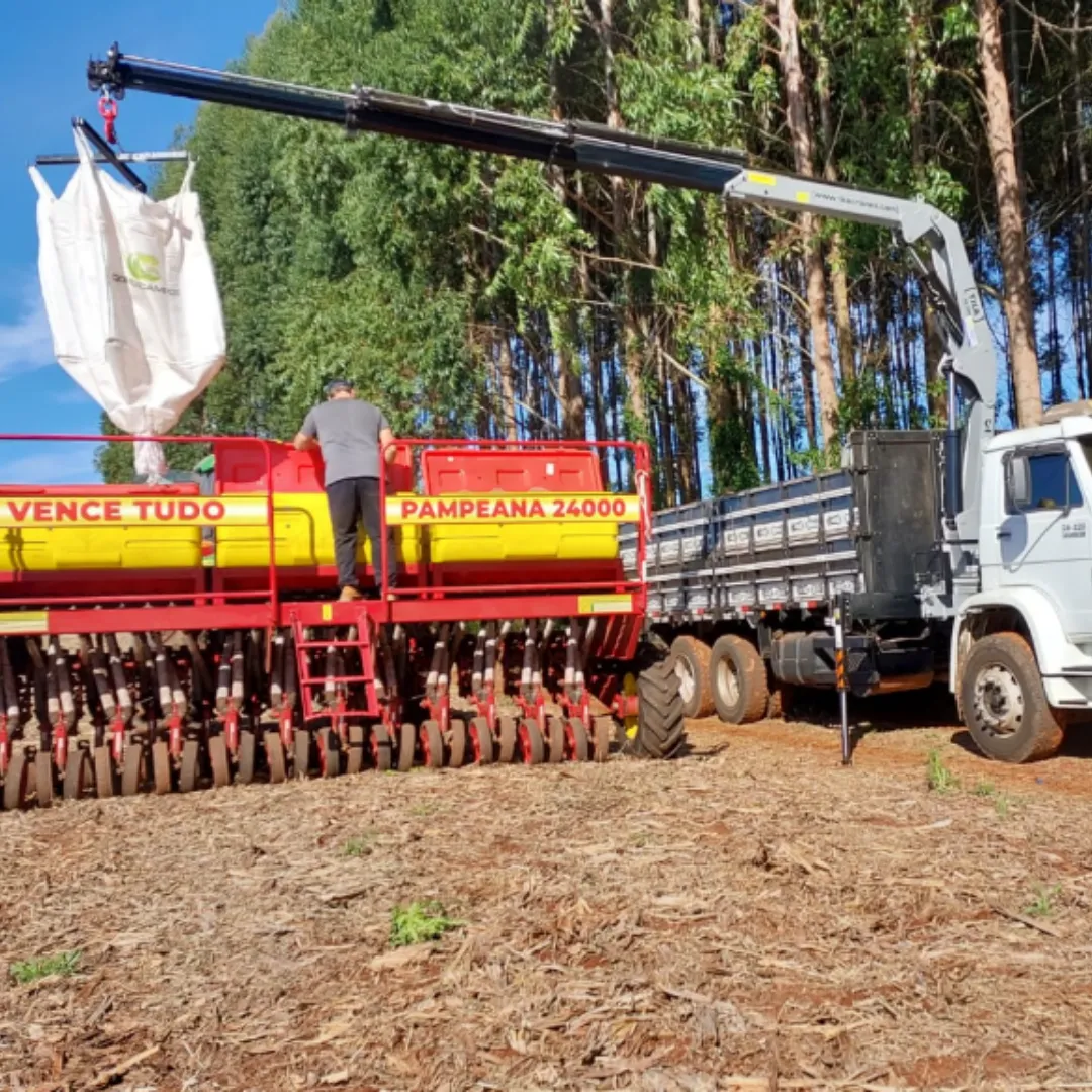 Guindaste articulado Munck TKA 10.700 instalado em caminhão içando carga