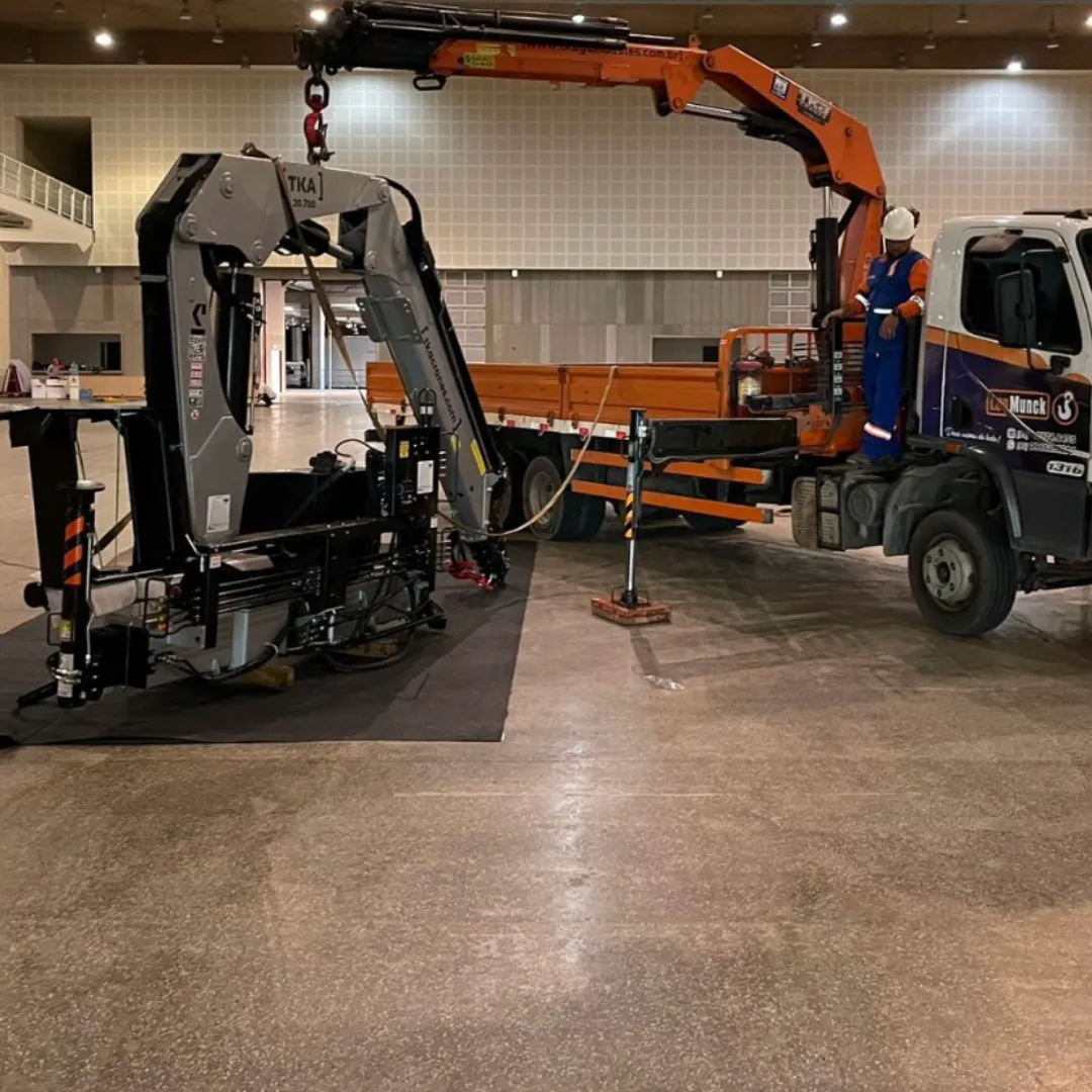 Guindaste articulado Munck TKA 10.700 na fábrica
