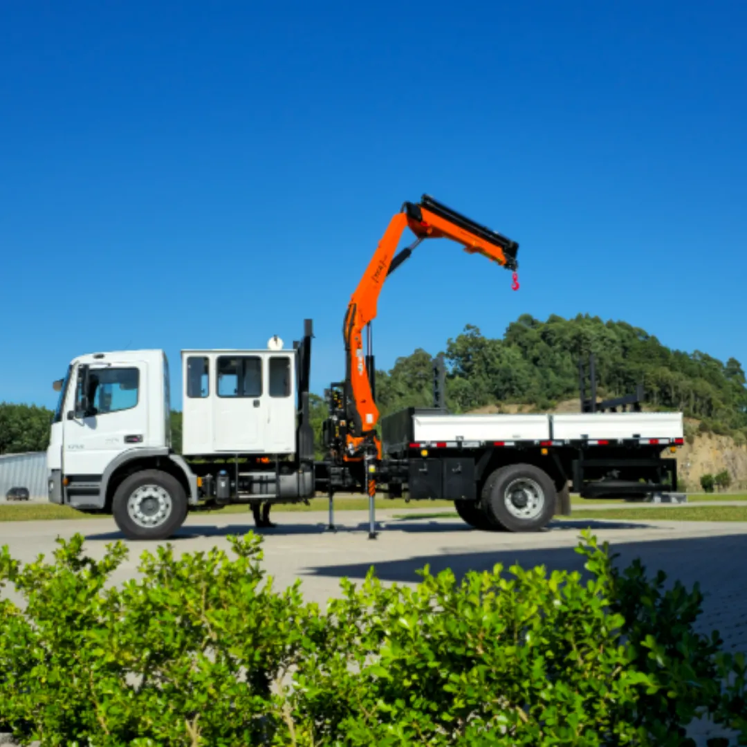 Guindaste articulado Munck TKA 11.900 instalado em caminhão parado