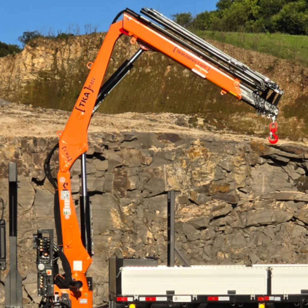 Guindaste articulado Munck TKA 11.900 instalado em caminhão visão lateral