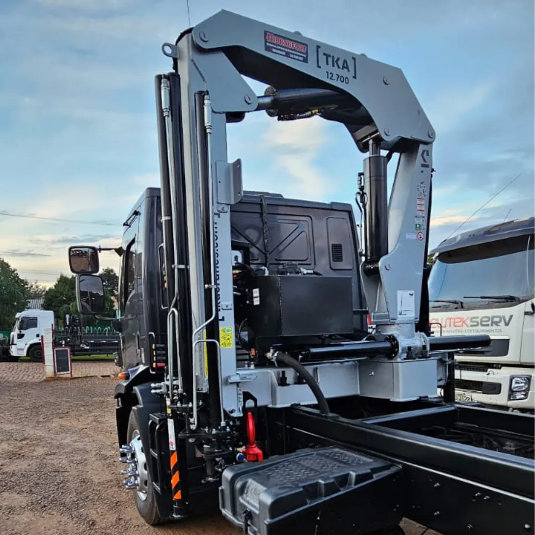 Guindaste articulado Munck TKA 12.700 instalado em caminhão