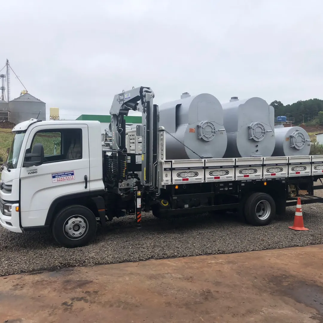 Guindaste articulado Munck TKA 12.700 instalado em caminhão visão lateral