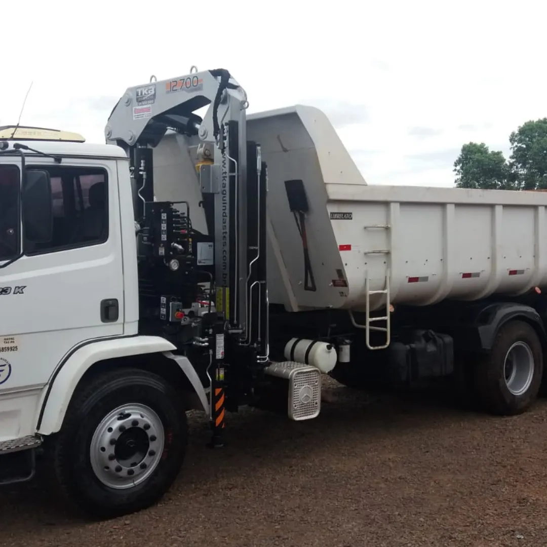 Guindaste articulado Munck TKA 12.700 instalado em caminhão visão lateral com carroceria