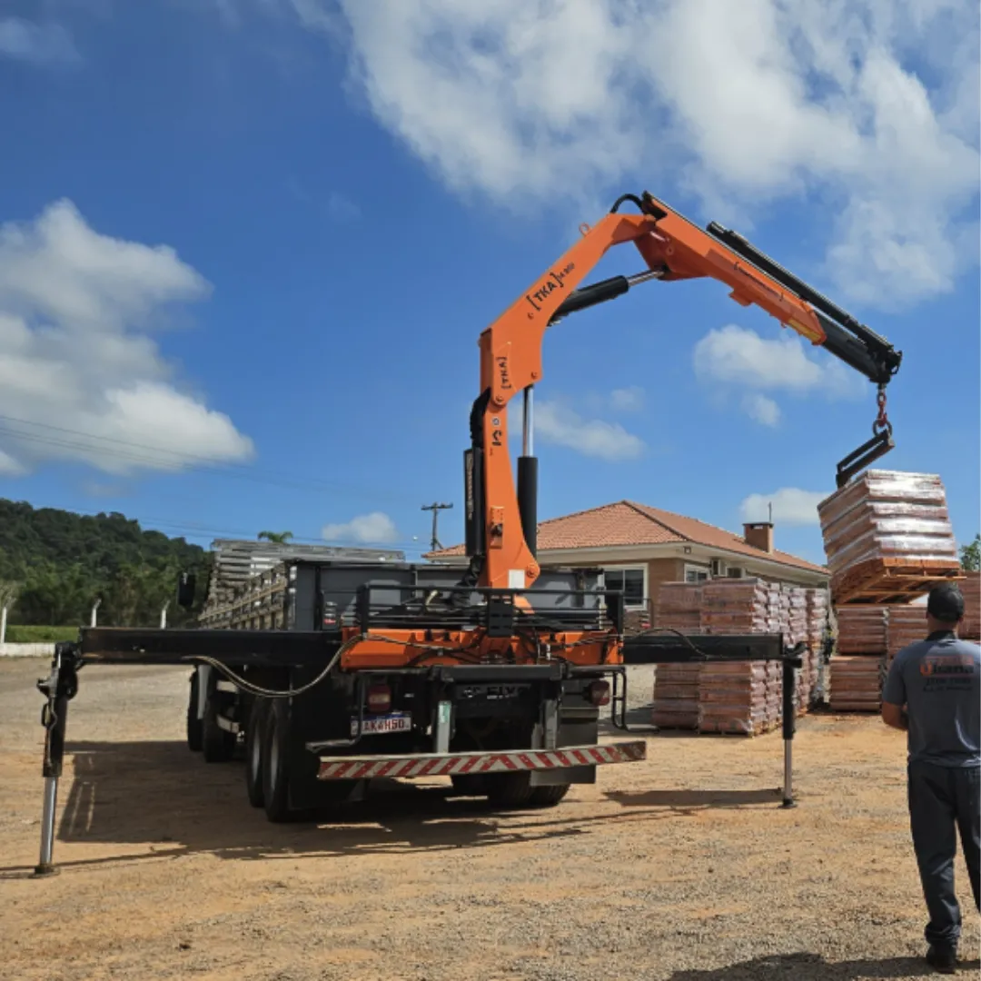 Guindaste articulado Munck TKA 14.900 instalado em caminhão, ideal para içamento e movimentação de cargas pesadas