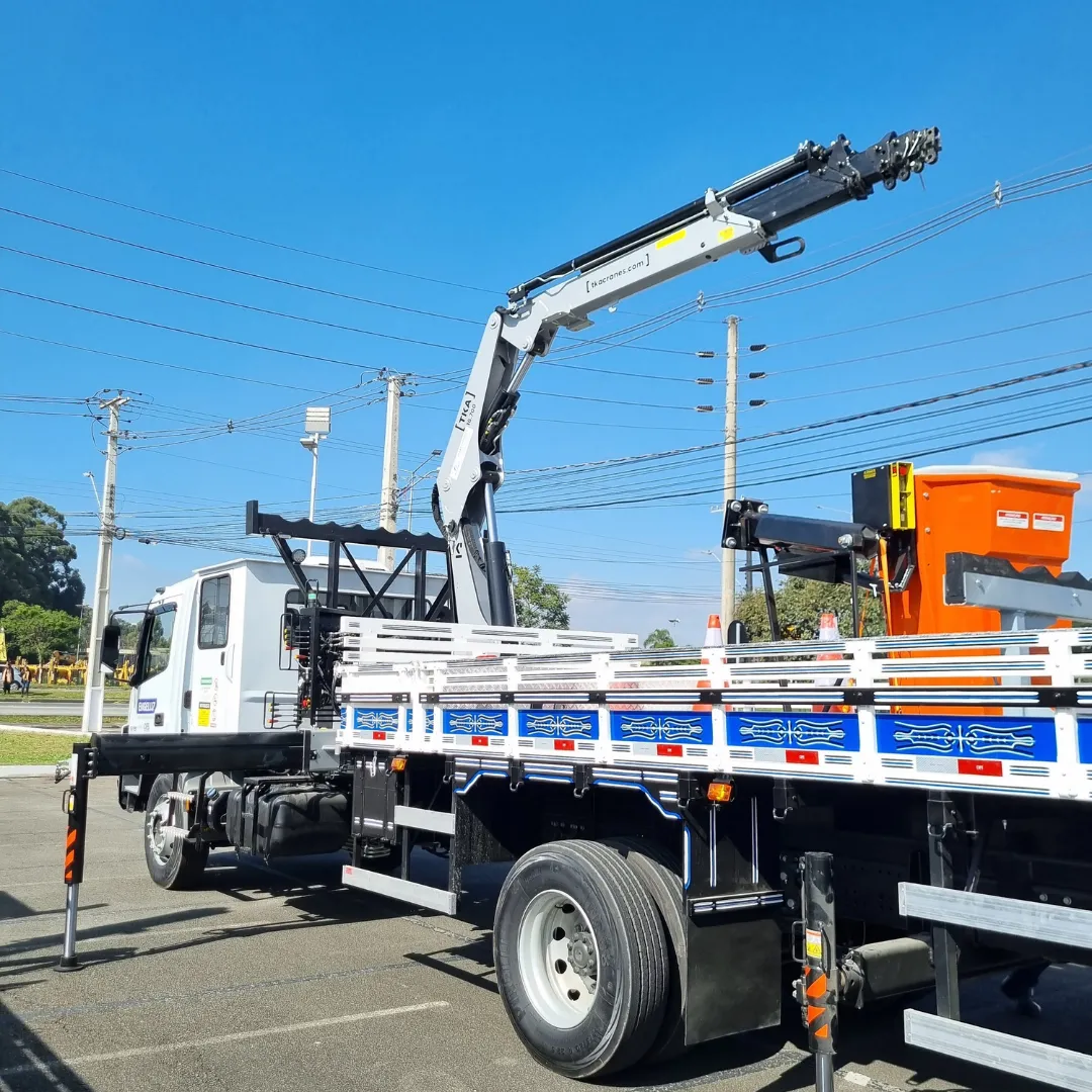 Guindaste articulado Munck TKA 16.700 instalado em caminhão parado