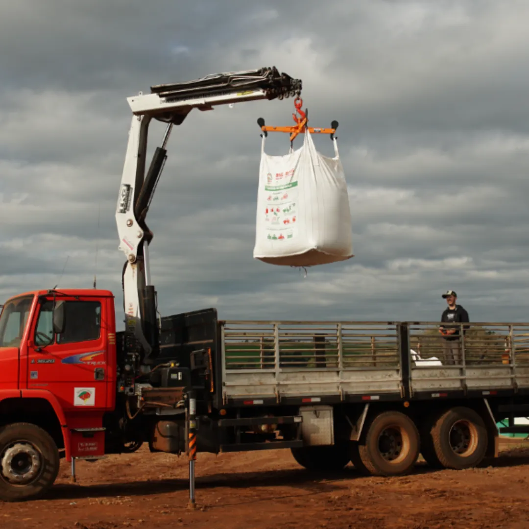 Guindaste articulado Munck TKA 17.900 instalado em caminhão, ideal para içamento e movimentação de cargas pesadas