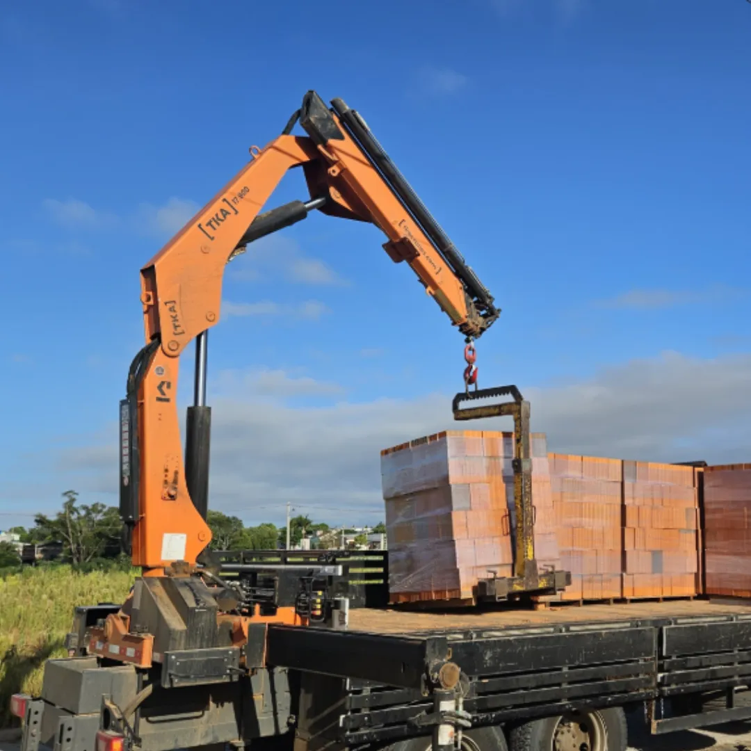Guindaste articulado Munck TKA 17.900 instalado em caminhão parado