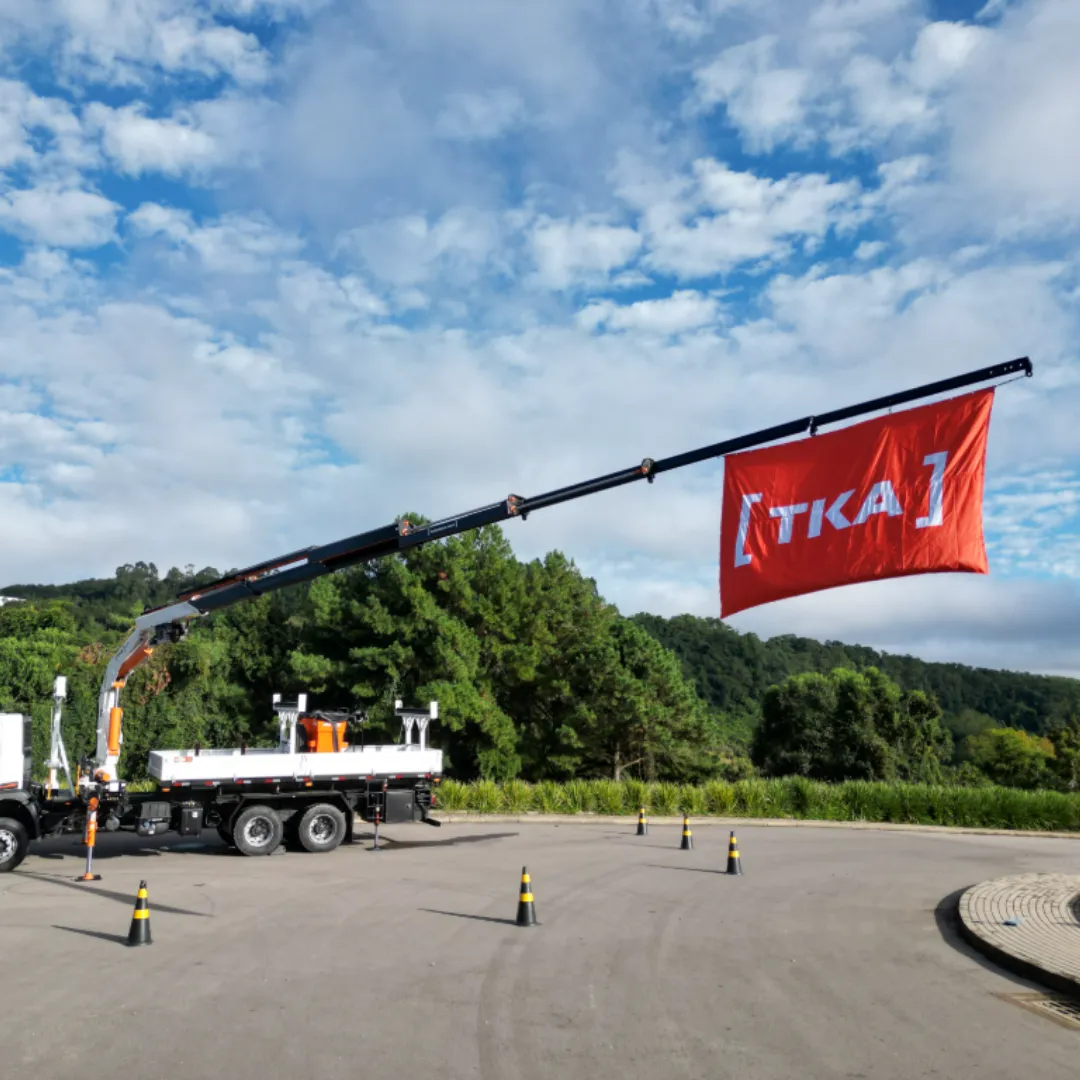 Guindaste articulado Munck TKA 23.700 instalado em caminhão, ideal para içamento e movimentação de cargas pesadas