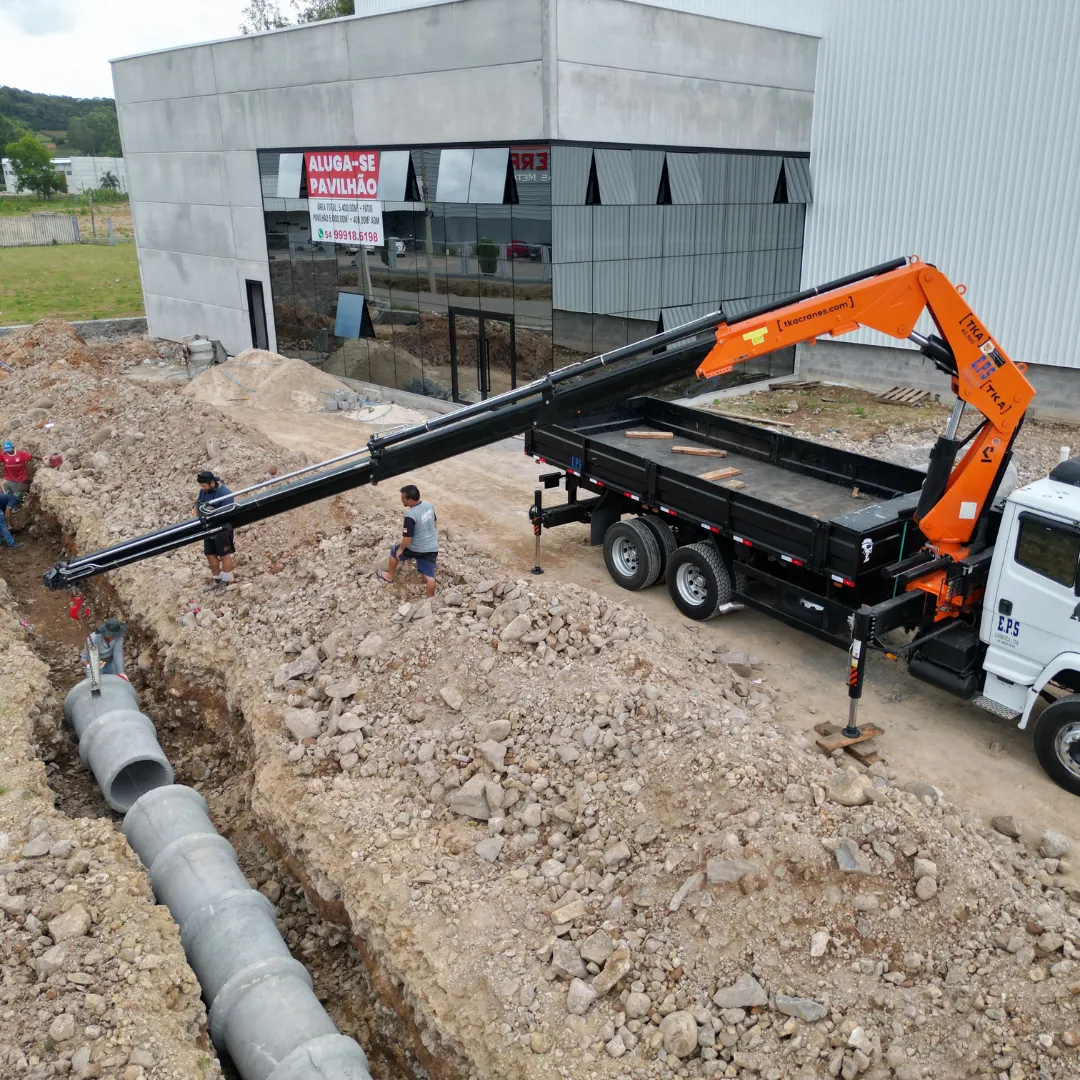 Guindaste articulado Munck TKA 40.900 instalado em caminhão, ideal para içamento e movimentação de cargas pesadas