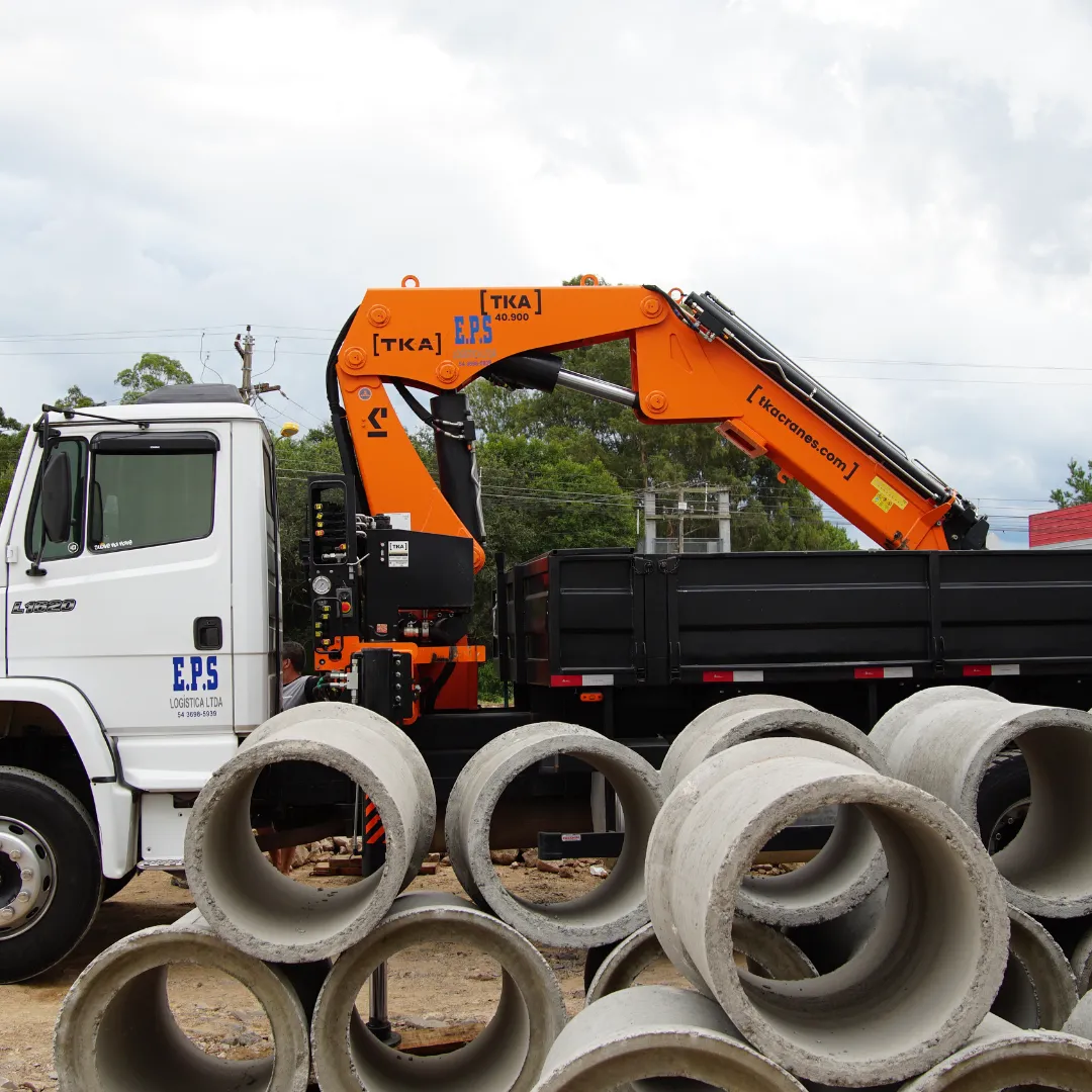 Guindaste articulado Munck TKA 40.900 instalado em caminhão visão lateral