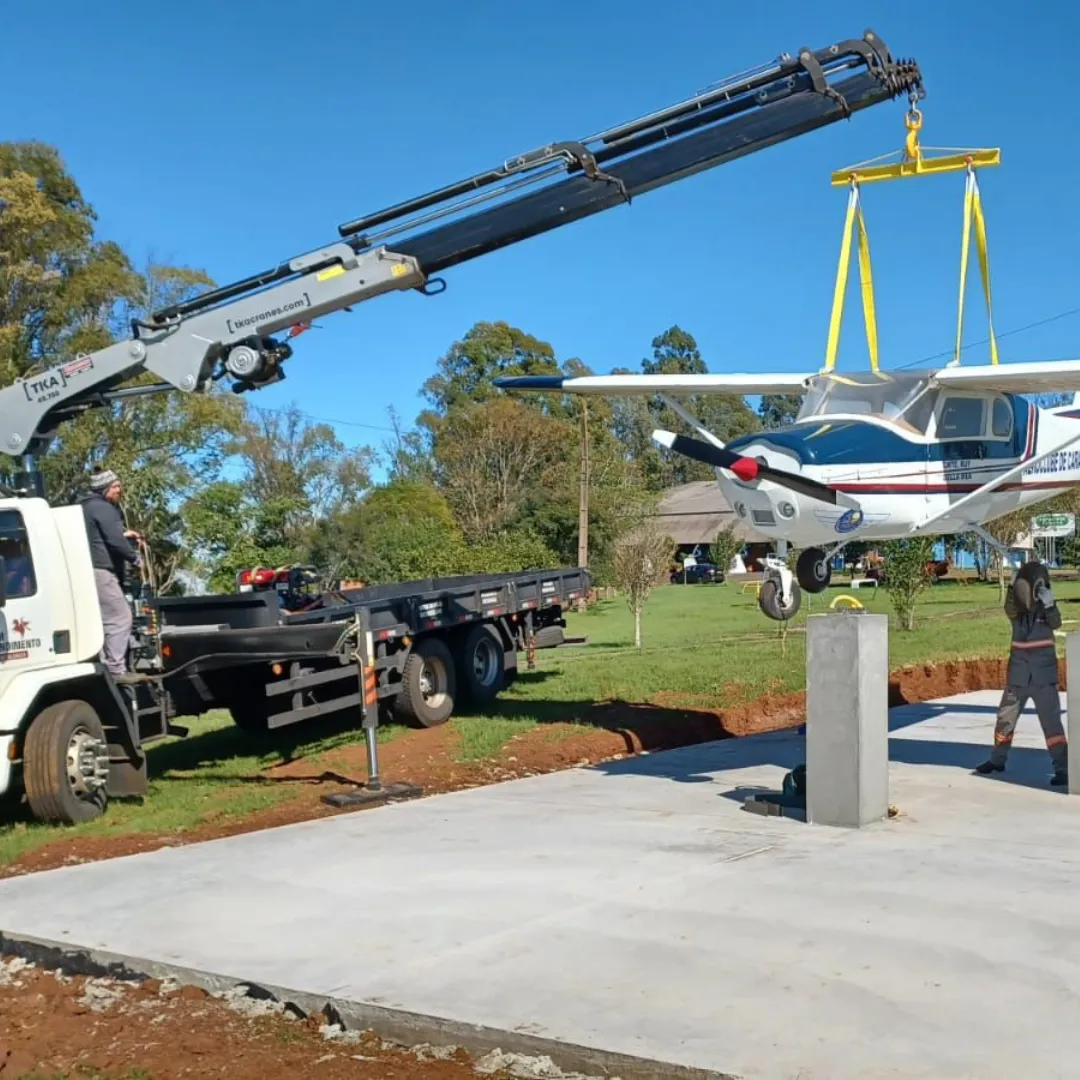 Guindaste articulado Munck TKA 45.700 instalado em caminhão, ideal para içamento e movimentação de cargas pesadas