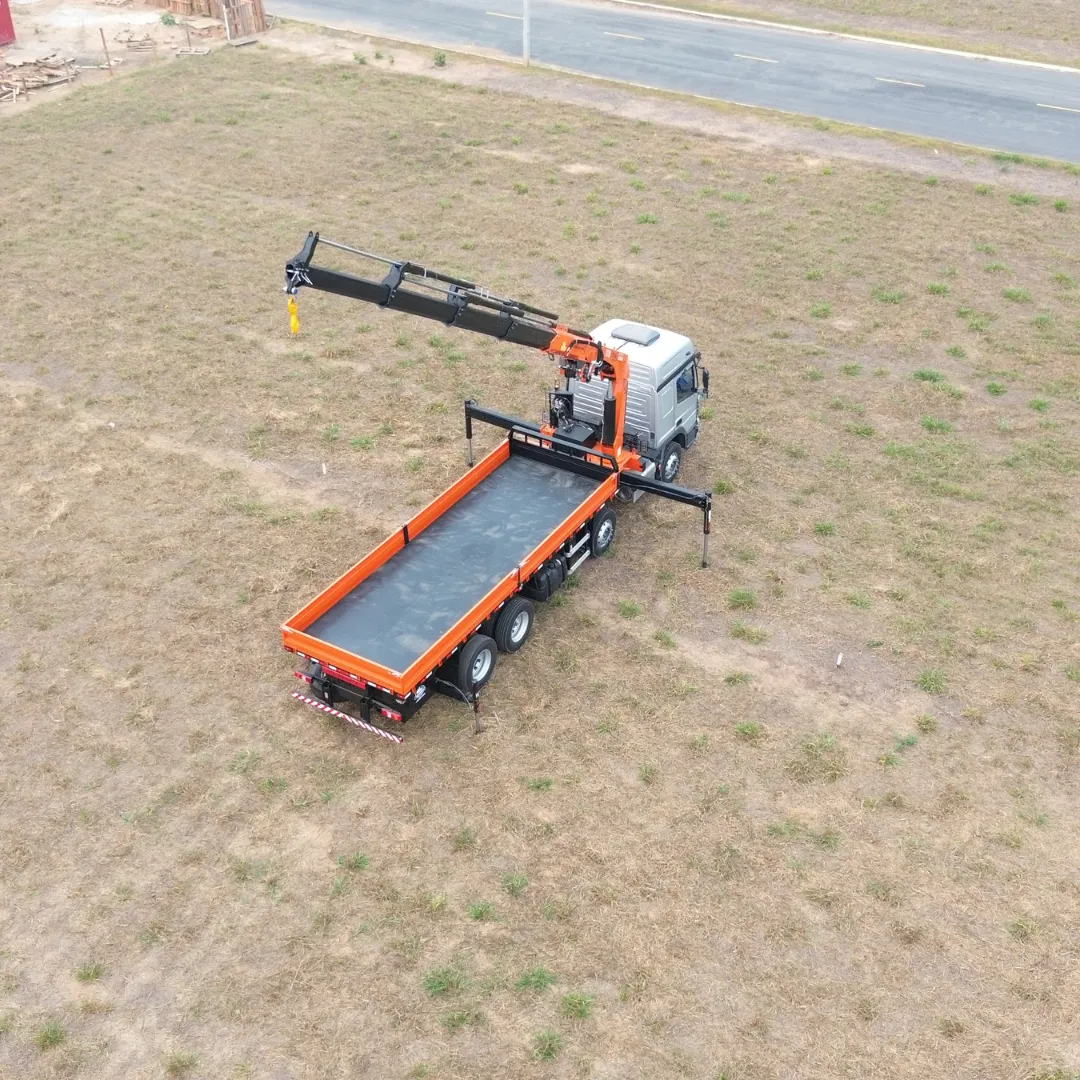 Guindaste articulado Munck TKA 45.700 instalado em caminhão no campo