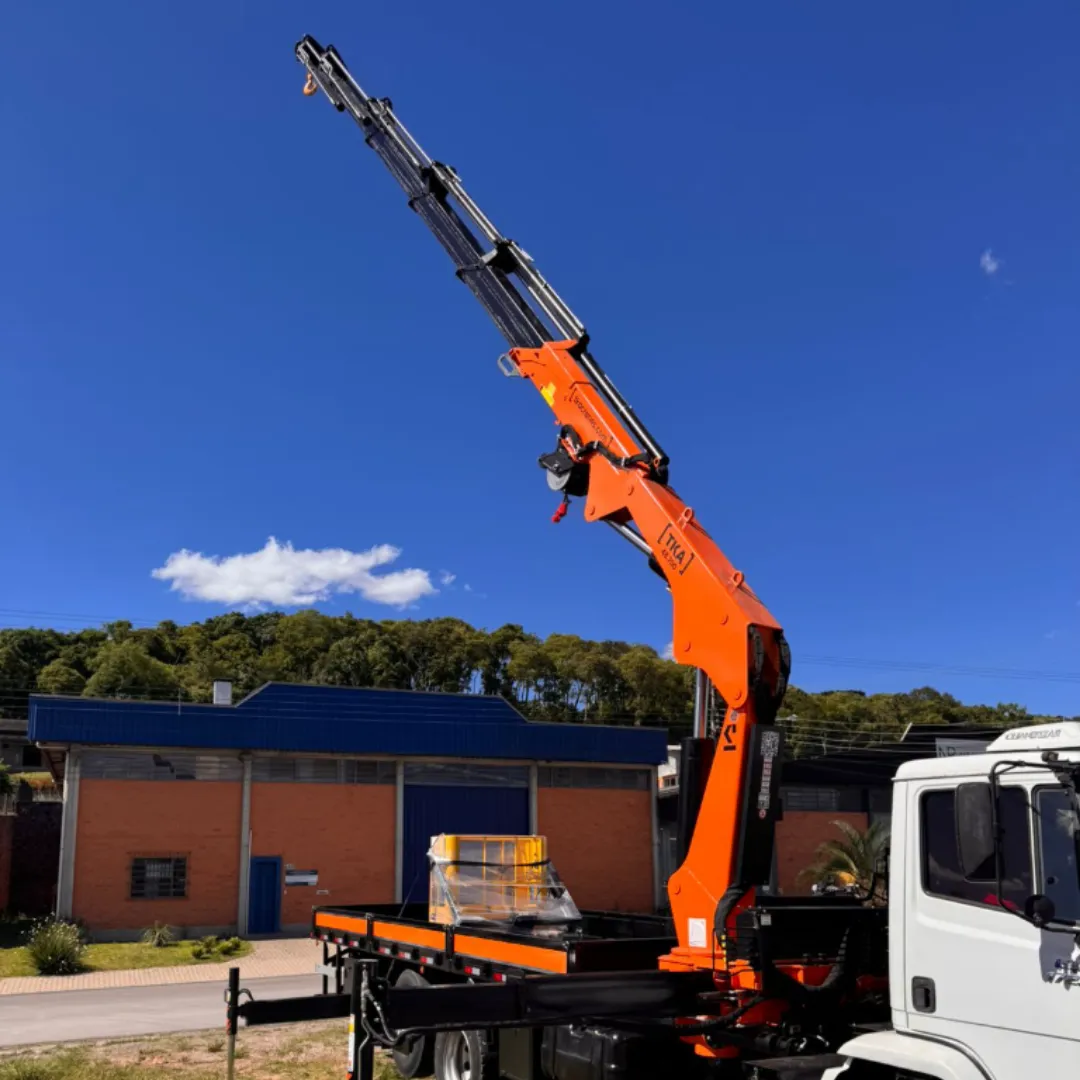 Guindaste articulado Munck TKA 48.700 instalado em caminhão braço levantado