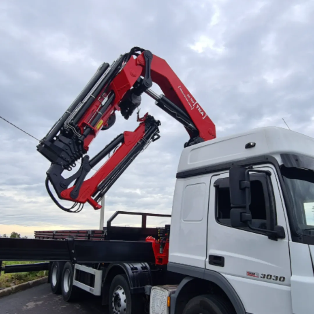 Guindaste articulado Munck TKA 50.700+FLYJIB instalado em caminhão, ideal para içamento e movimentação de cargas pesadas