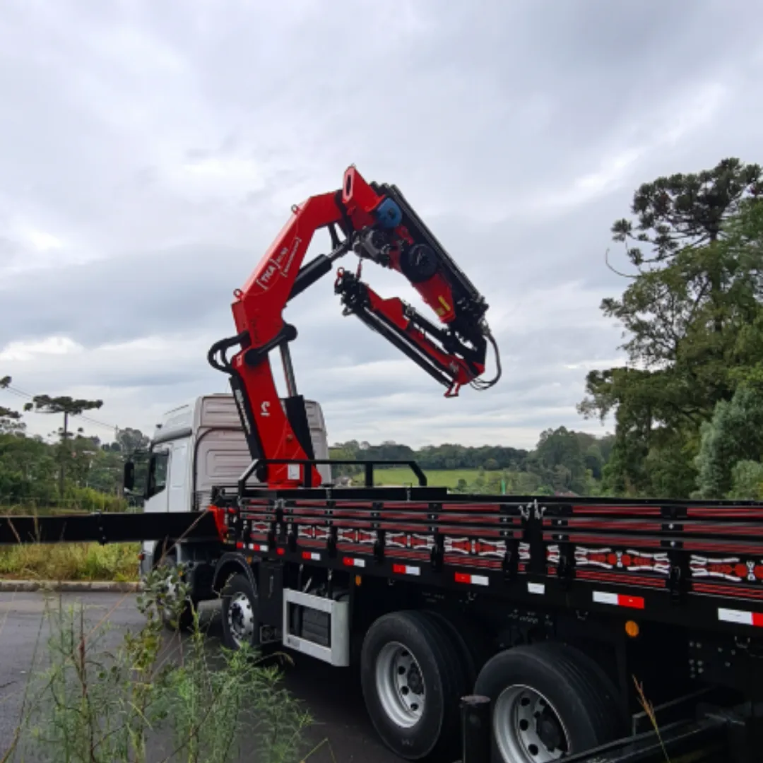 Guindaste articulado Munck TKA 50.700+FLYJIB instalado em caminhão visão lateral