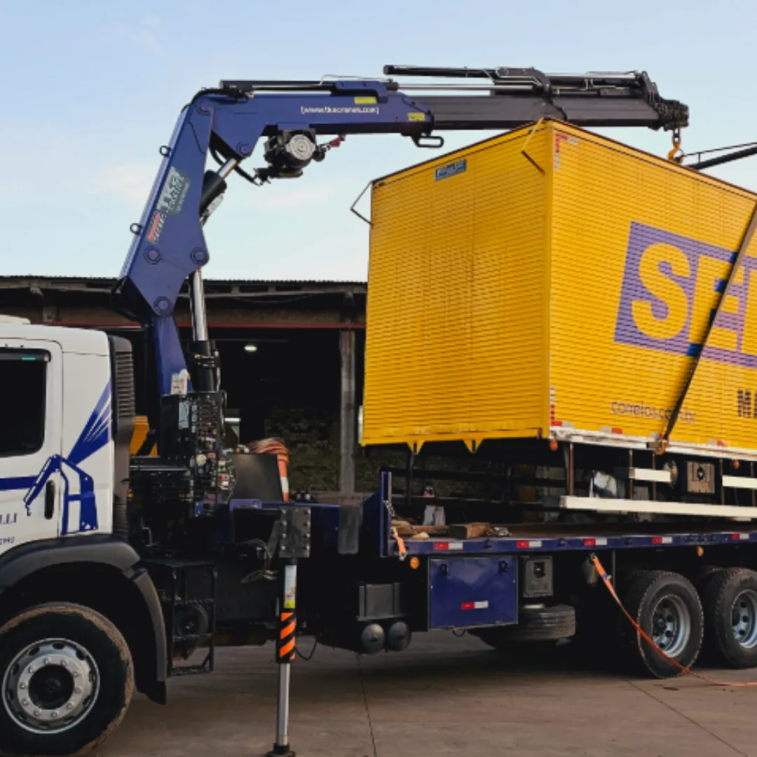 Guindaste articulado Munck TKA 52.700 instalado em caminhão, ideal para içamento e movimentação de cargas pesadas