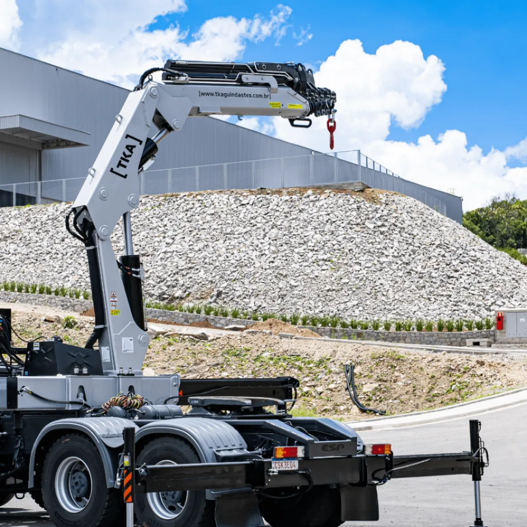 Guindaste articulado Munck TKA 52.700 instalado em caminhão parado na fábrica