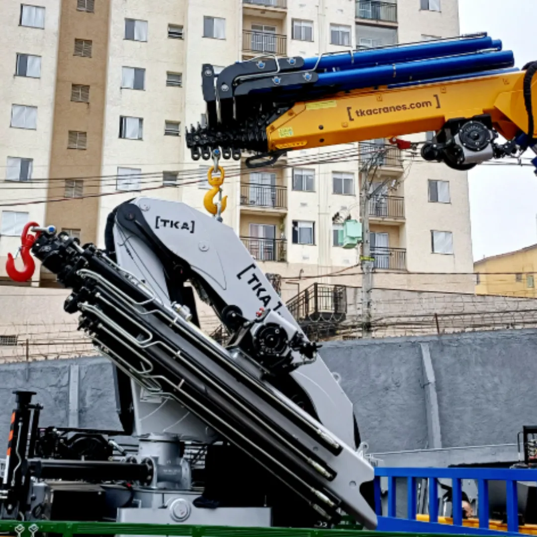 Guindaste articulado Munck TKA 52.700 instalado em caminhão visão total