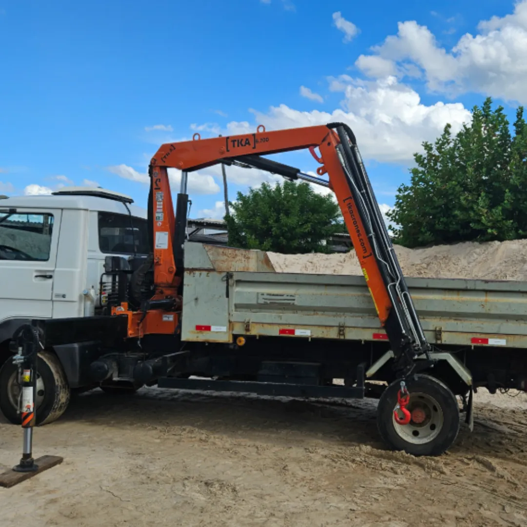 Guindaste articulado Munck TKA 6.700 instalado em caminhão, ideal para içamento e movimentação de cargas pesadas