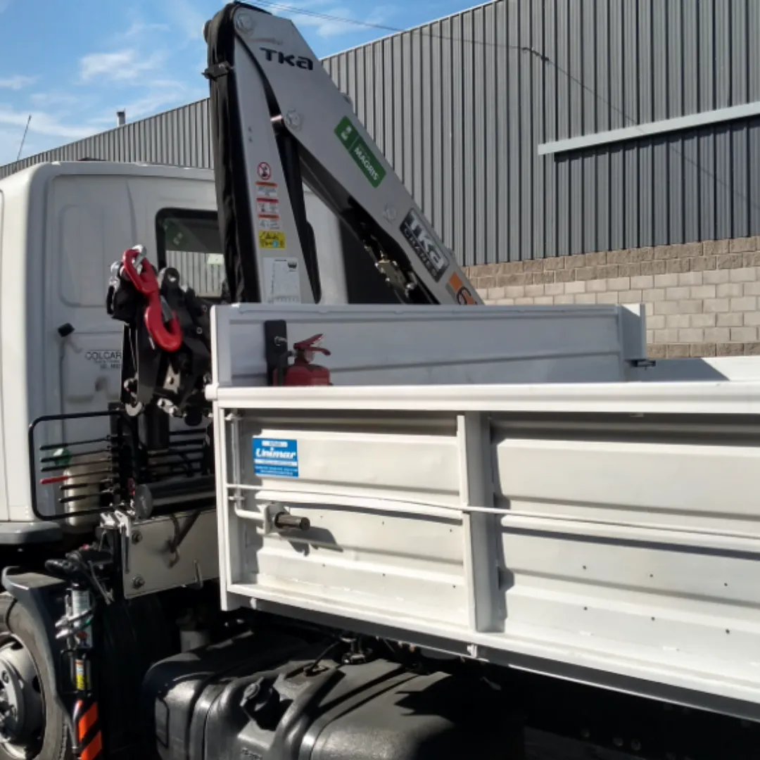 Guindaste articulado Munck TKA 6.700 instalado em caminhão visão lateral