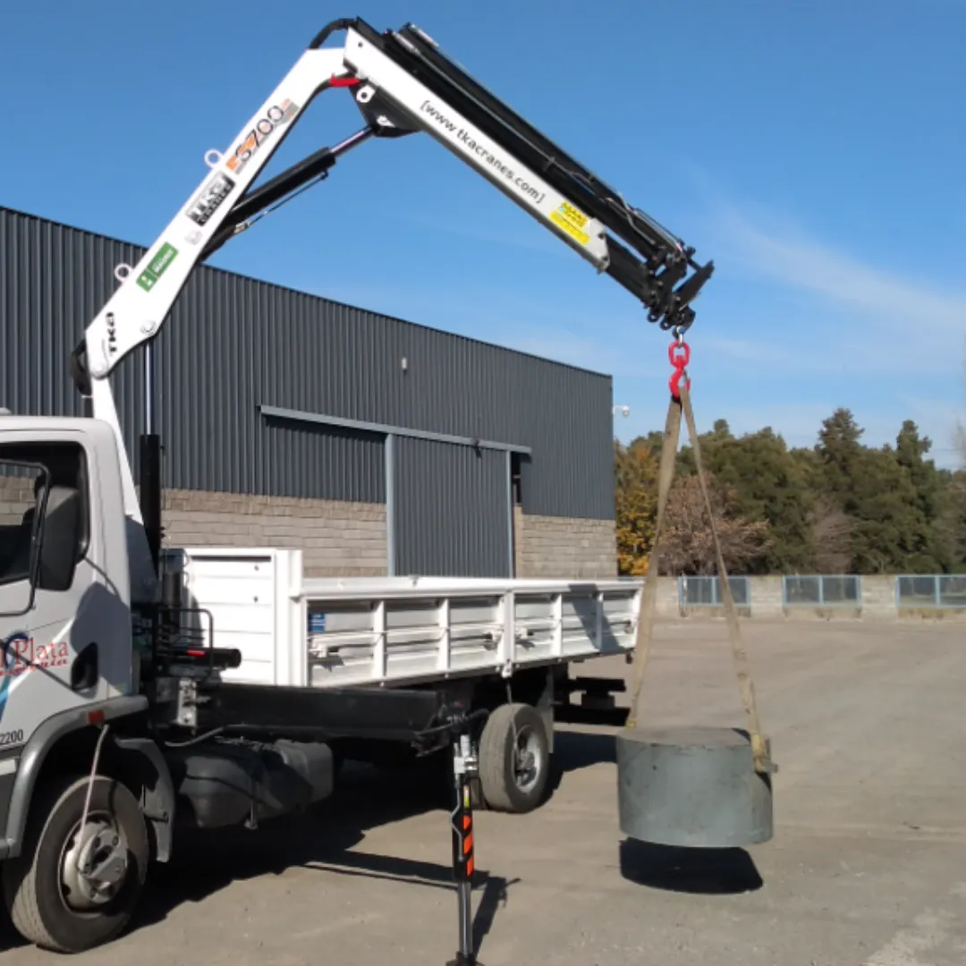 Guindaste articulado Munck TKA 6.700 instalado em caminhão içando carga