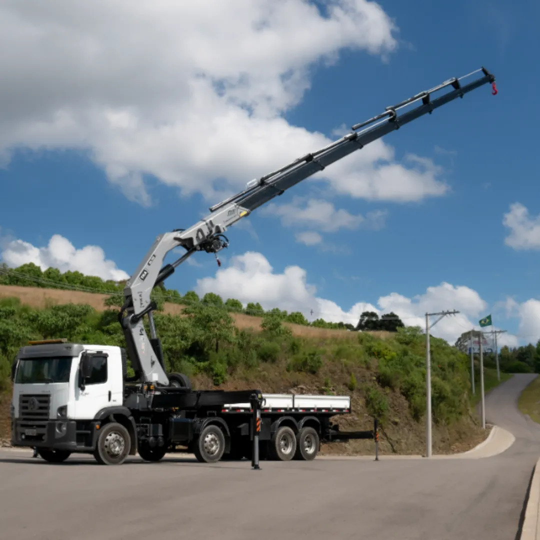 Guindaste articulado Munck TKA 66.700 instalado em caminhão, ideal para içamento e movimentação de cargas pesadas