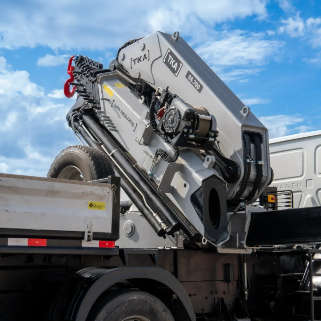 Guindaste articulado Munck TKA 66.700 instalado em caminhão fechado