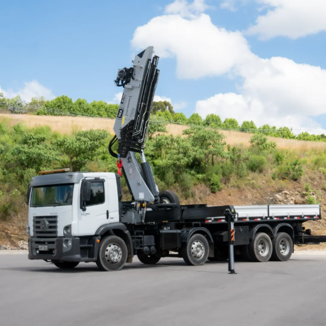 Guindaste articulado Munck TKA 66.700 instalado em caminhão visão total