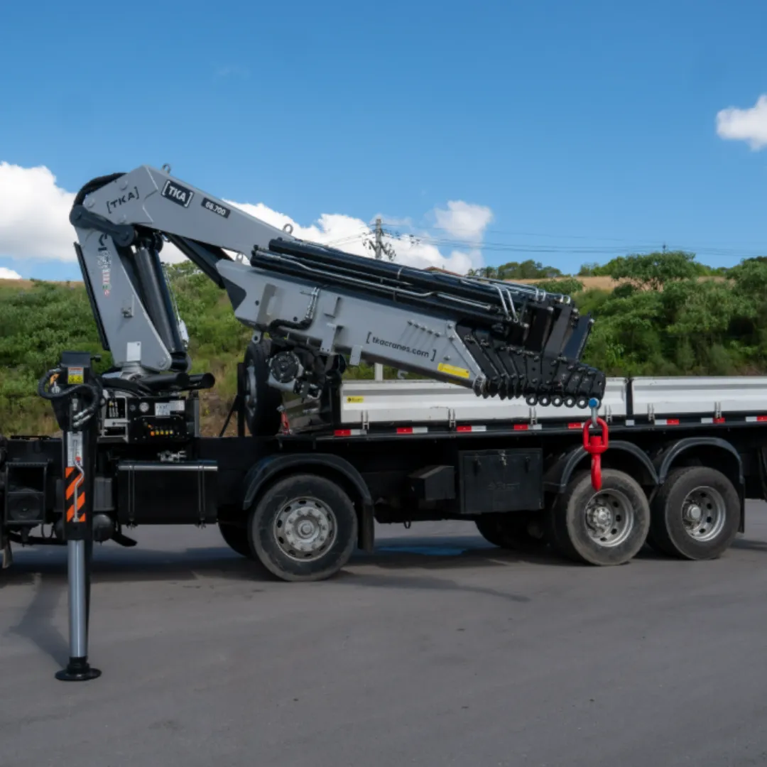Guindaste articulado Munck TKA 66.700 instalado em caminhão patolamento acionado