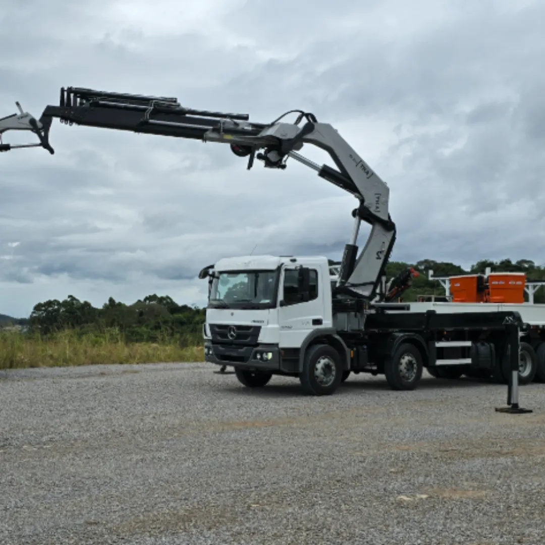 Guindaste articulado Munck TKA 66.700+FLYJIB instalado em caminhão, ideal para içamento e movimentação de cargas pesadas