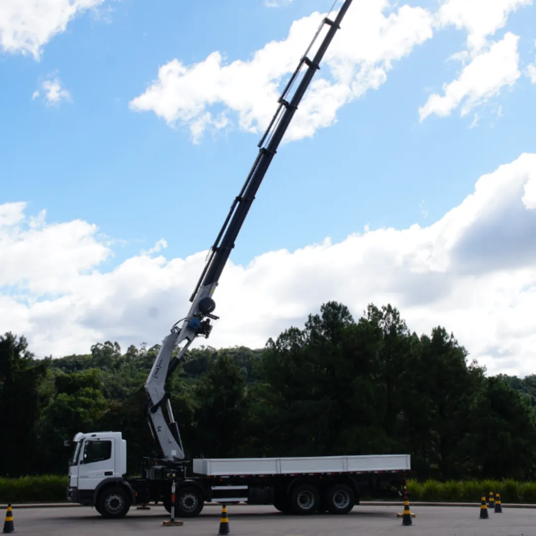 Guindaste articulado Munck TKA 66.700+FLYJIB instalado em caminhão com braço levantado