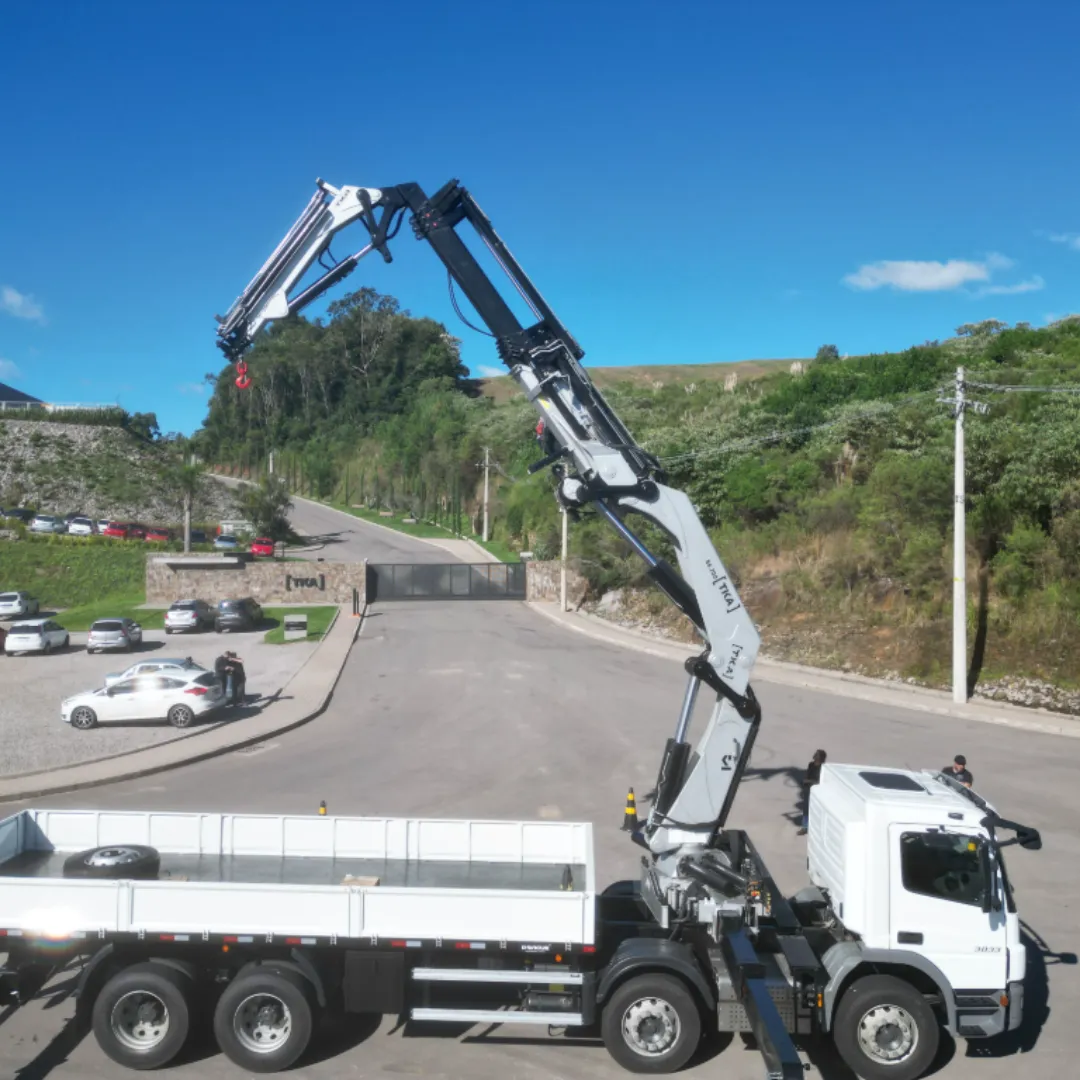 Guindaste articulado Munck TKA 66.700+FLYJIB instalado em caminhão visão de cima