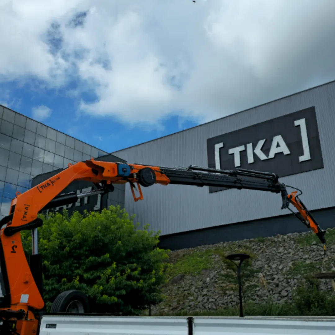 Guindaste articulado Munck TKA 66.700+FLYJIB instalado em caminhão parado no pátio da fábrica