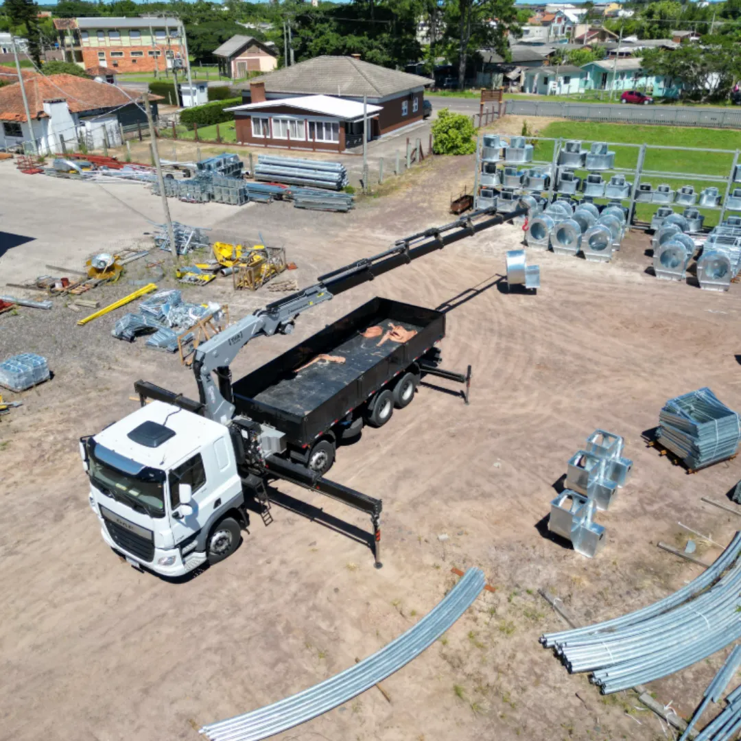 Guindaste articulado Munck TKA 70.700 instalado em caminhão, ideal para içamento e movimentação de cargas pesadas