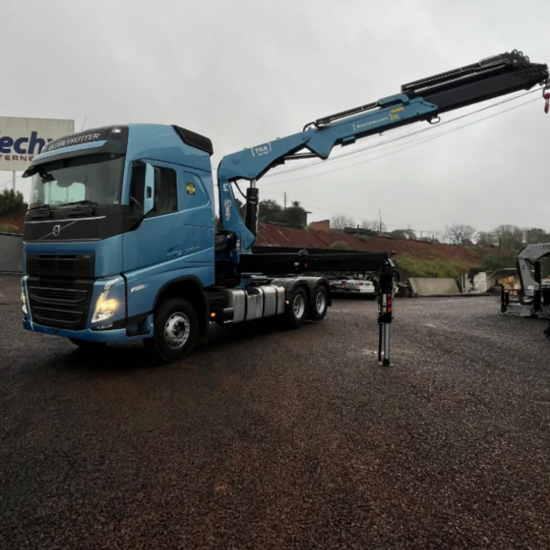 Guindaste articulado Munck TKA 70.700 instalado em caminhão com braço acionado