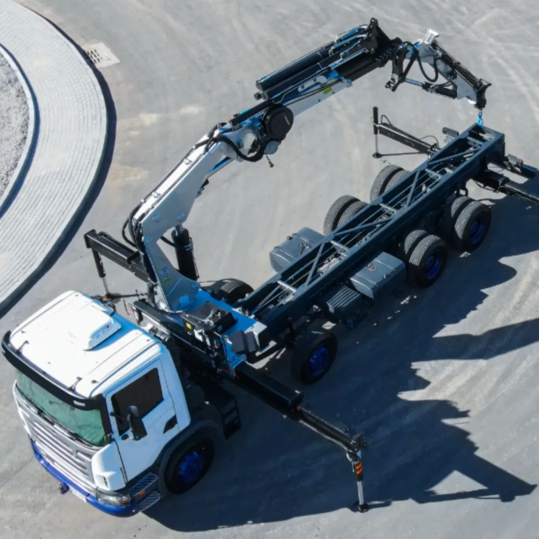 Guindaste articulado Munck TKA 70.700+FLYJIB instalado em caminhão, ideal para içamento e movimentação de cargas pesadas