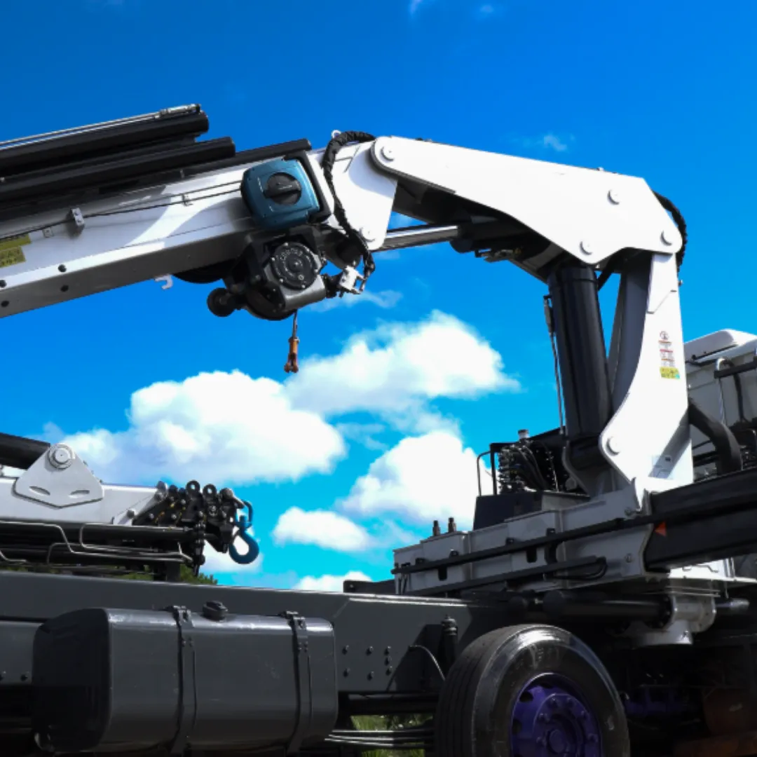 Guindaste articulado Munck TKA 70.700+FLYJIB instalado em caminhão visão lateral