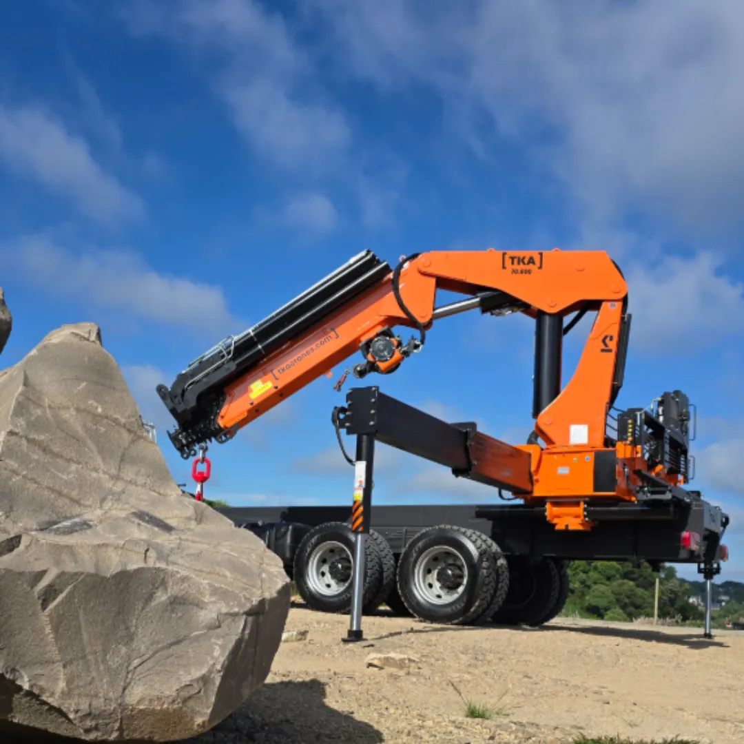 Guindaste articulado Munck TKA 70.900 instalado em caminhão, ideal para içamento e movimentação de cargas pesadas