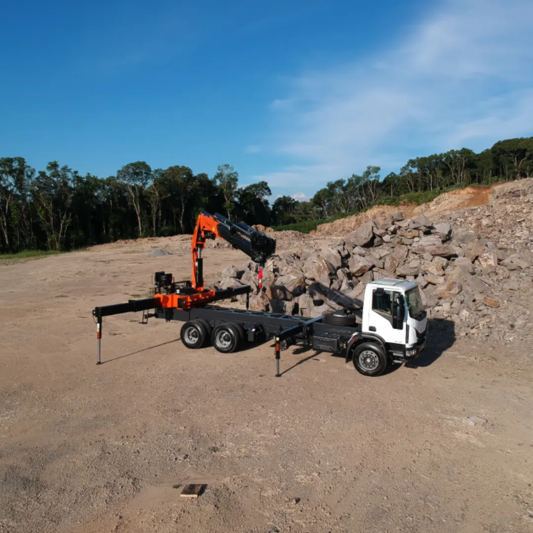 Guindaste articulado Munck TKA 70.900 instalado em caminhão em operação