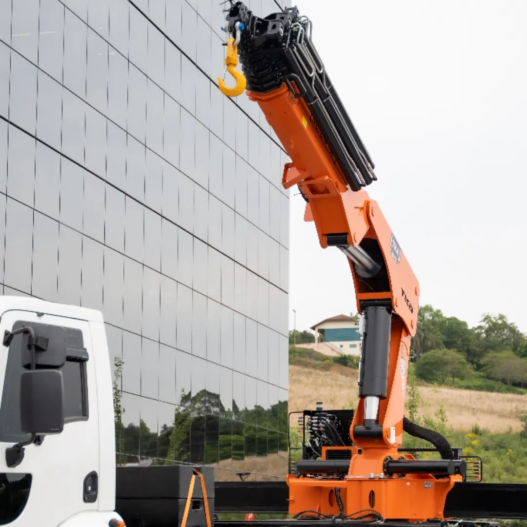 Guindaste articulado Munck TKA 80.700 instalado em caminhão, ideal para içamento e movimentação de cargas pesadas