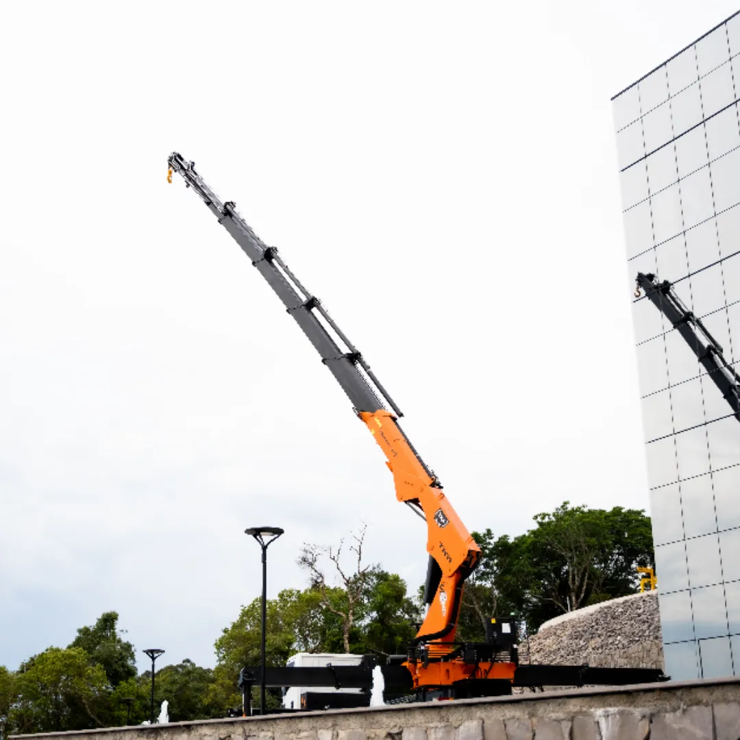 Guindaste articulado Munck TKA 80.700 instalado em caminhão com braço levantado