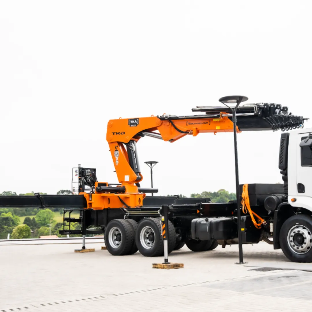 Guindaste articulado Munck TKA 80.700 instalado em caminhão visão lateral