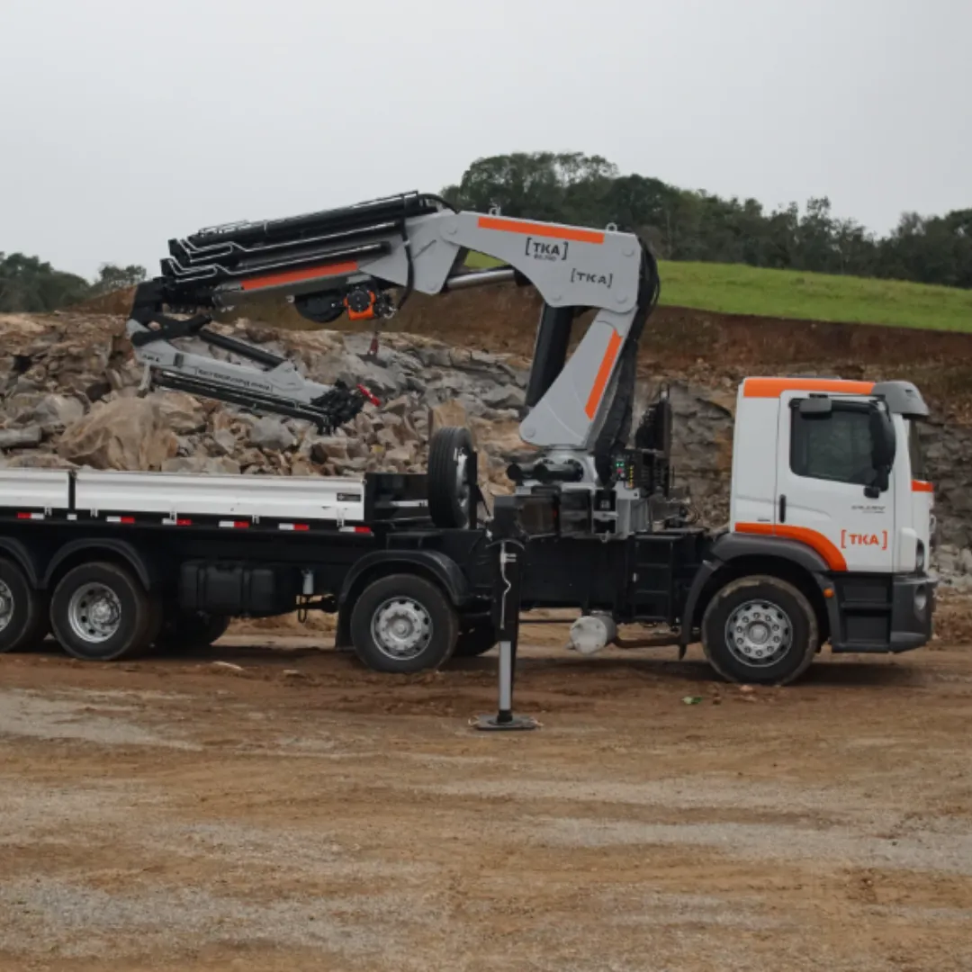 Guindaste articulado Munck TKA 80.700 + FLYJIB instalado em caminhão, ideal para içamento e movimentação de cargas pesadas