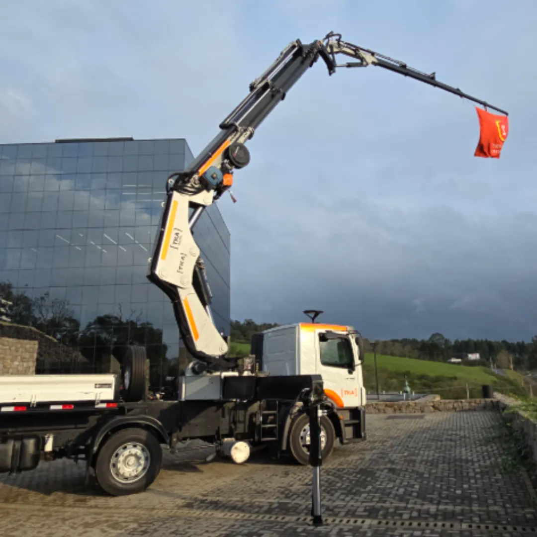 Guindaste articulado Munck TKA 80.700 + FLYJIB instalado em caminhão visão total
