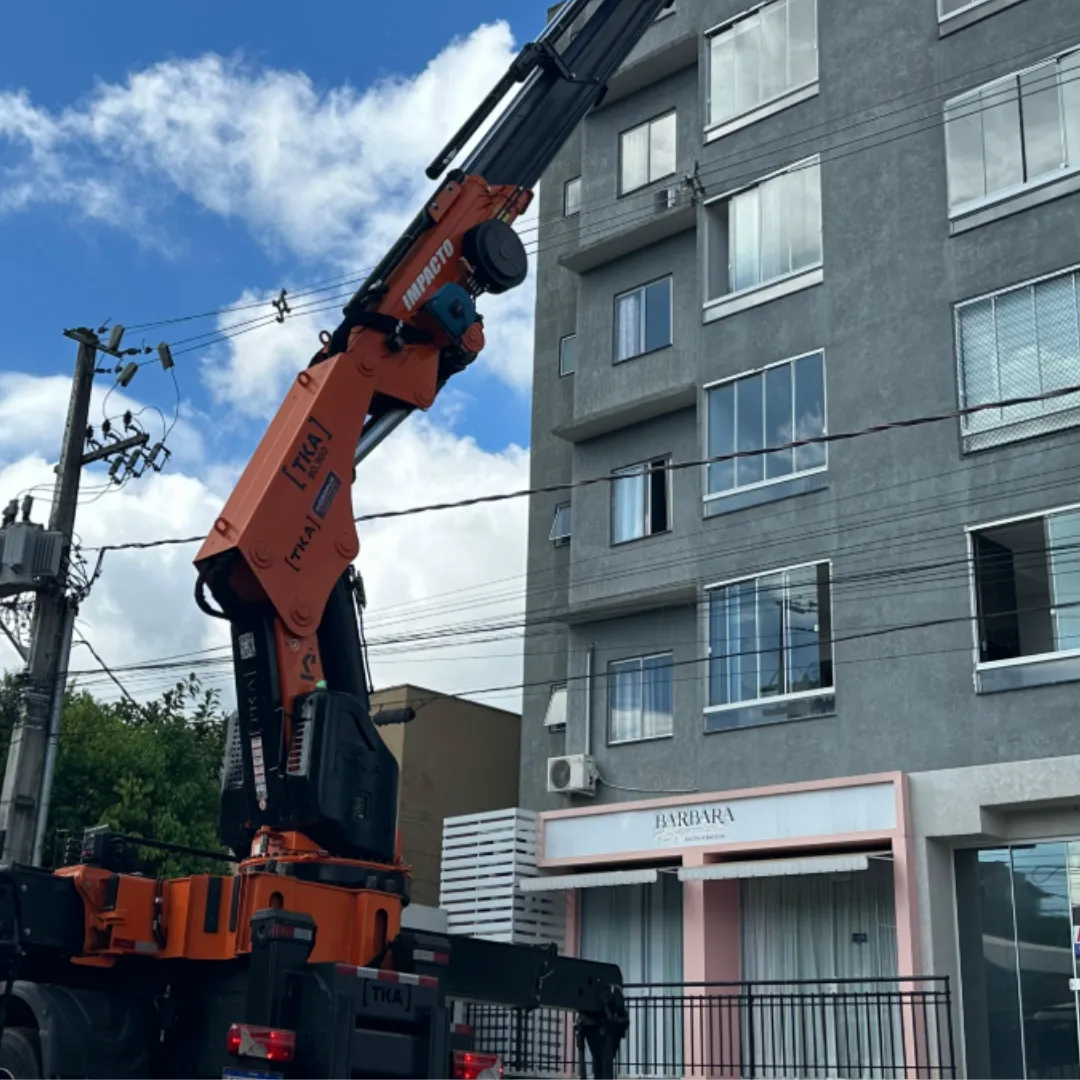 Guindaste articulado Munck TKA 90.900 instalado em caminhão, ideal para içamento e movimentação de cargas pesadas