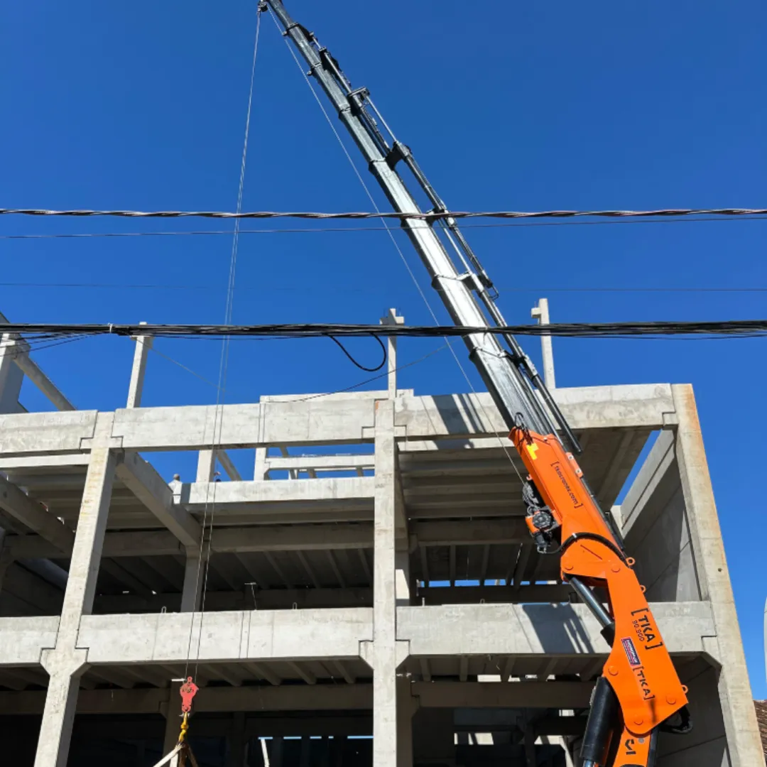 Guindaste articulado Munck TKA 90.900 instalado em caminhão em operação