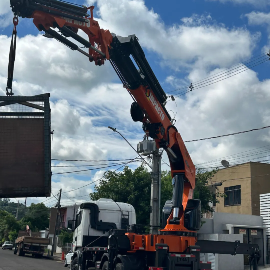 Guindaste articulado Munck TKA 90.900 + Fly Jib instalado em caminhão, ideal para içamento e movimentação de cargas pesadas
