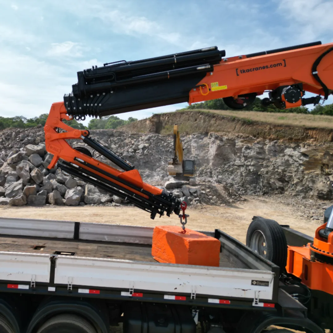 Guindaste articulado Munck TKA 90.900 + Fly Jib instalado em caminhão visão lateral