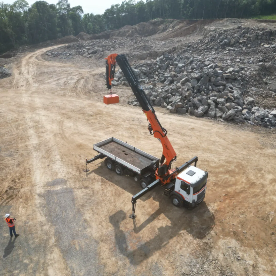 Guindaste articulado Munck TKA 90.900 + Fly Jib instalado em caminhão visão de cima